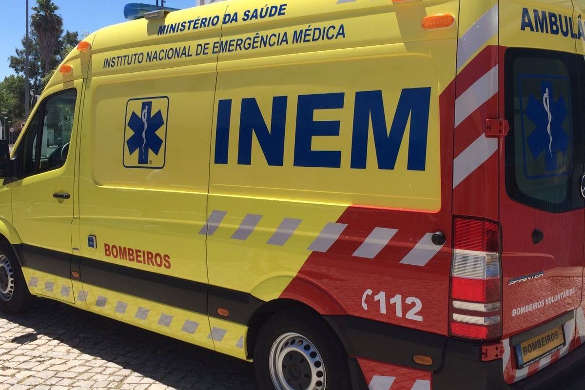 Penedono: Ambulâncias do INEM paradas por IMT não aprovar cor da traseira do veículo